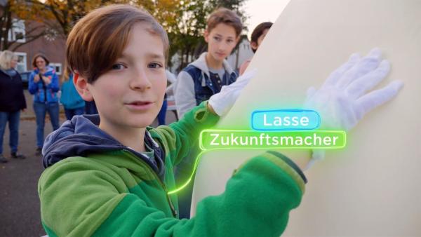 Zukunftsmacher Lasse bereitet mit anderen Kindern einen Wetterballon vor. | Rechte: KiKA