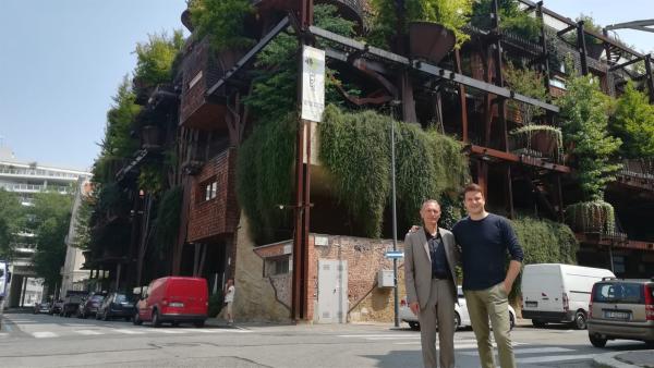 Felix mit dem Architekten Luciano Pia: Luciano hat das energiesparende Haus in Turin gebaut. | Rechte: KiKA/tvision/Andrea Ruppelt