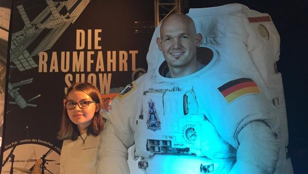 Greta startet einen Livecall mit Raumfahrer Alexander Gerst. | Rechte: KiKA/tvision GmbH