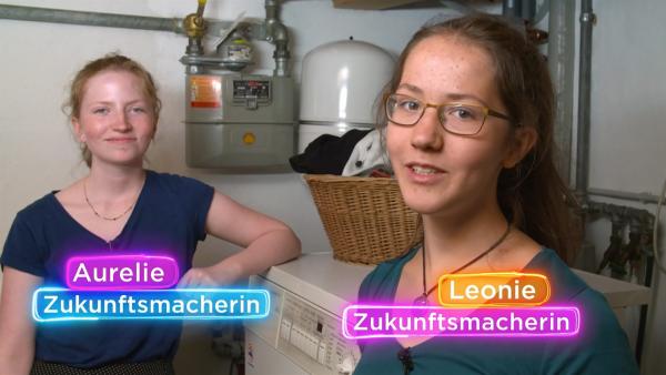 Die Zukunftsmacherinnen Aurelie und Leonie haben getestet, wieviel Mikroplastik beim Waschen von Klamotten im Abwasser landet. | Rechte: KiKA