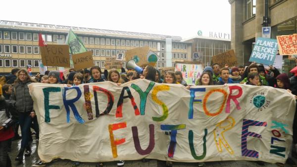 Zukunftsmacherin Jana und ihre Freunde engagieren sich für den Klimaschutz bei "Fridays for Future". | Rechte: KiKA