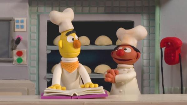 Ernie und Bert arbeiten als Bäcker in ihrer neu eröffneten Backstube. | Rechte: NDR/Sesameworkshop