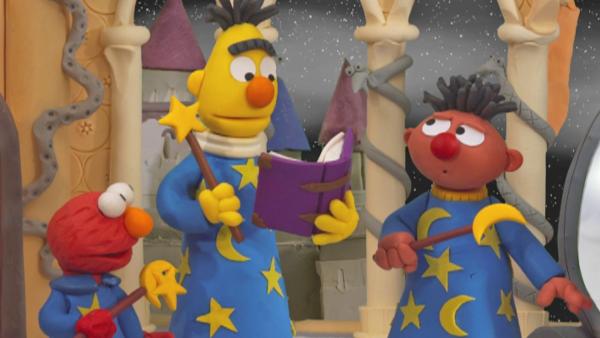 Ernie und Bert versuchen zu zaubern. | Rechte: NDR/Sesameworkshop