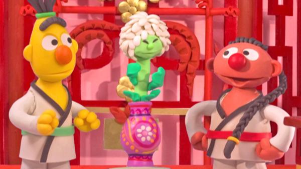 Der Kaiser von China hat Ernie und Bert als Leibwachen für die kaiserliche Chrysantheme auserwählt. | Rechte: NDR/Sesameworkshop
