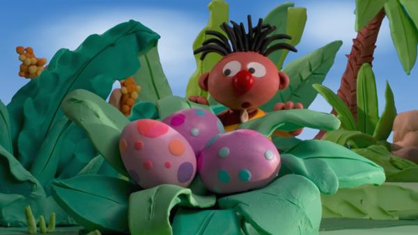 Ernie findet auf der Suche nach etwas Essbaren ein riesengroßes Ei. | Rechte: NDR/Sesameworkshop