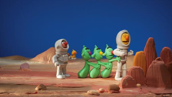 Ernie und Bert landen auf einem intergalaktischen Flug auf dem Bert-Planeten und machen dort Bekanntschaft mit den quirligen Bertianern, drei lustigen Aliens, die Bert auffallend ähnlich sehen. | Rechte: NDR/Sesameworkshop