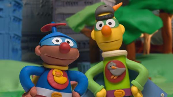 Ernie (re.) und Bert (li.) wollen als Superhelden ihre übernatürlichen Fähigkeiten zum Einsatz bringen. | Rechte: NDR/Sesameworkshop