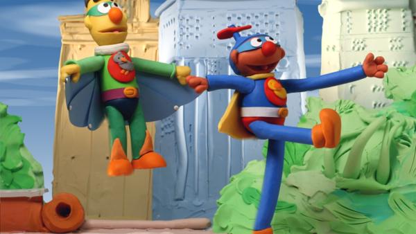 Ernie (li.) und Bert (re.) wollen als Superhelden ihre übernatürlichen Fähigkeiten zum Einsatz bringen. | Rechte: NDR/Sesameworkshop