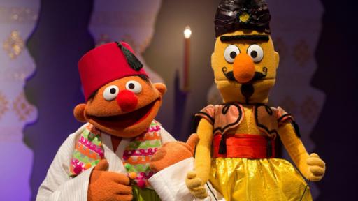 Ernie und Bert in Kostümen für Aladin und die Wunderlampe.