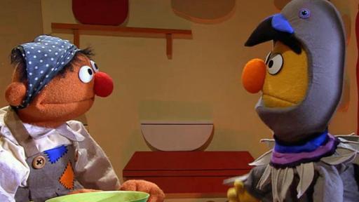 Ernie als Aschenputtel und Bert als Taube.