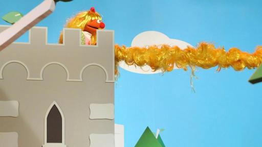 Ernie als Rapunzel steht auf dem Turm