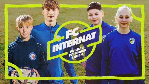 Vier Kinder in Trikots stehen auf grünen Fußballrasen. Darum eine Grafik in grün, die die Spielfeldmarkierung darstellt. In der Mitte das Logo: FC Internat - Fußball ist unser Leben.