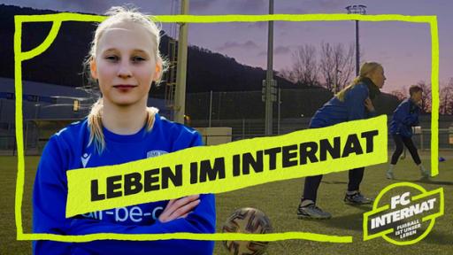 Links steht Tessa im Trikot mit verschränkten Armen vor der Brust. Im Hintergrund ein Fußballplatz und zwei Kinder in Bewegung. Mittig die Aufschrift Leben im Internat. Unten rechts das Logo von FC Internat.