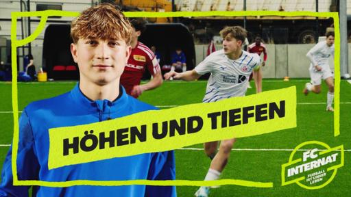 Links steht Robin im Trikot. Im Hintergrund ein Fußballplatz mit Fußballspielern in Aktion. Mittig die Aufschrift Höhen und Tiefen. Unten rechts das Logo von FC Internat.