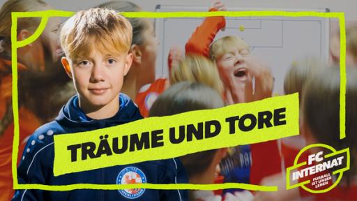 Links steht Leonie im Trikot und lächelt. Im Hintergrund jubelnde Kinder. Mittig die Aufschrift Träume und Tore. Unten rechts das Logo von FC Internat.