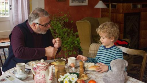 Opa Karl (Peter Rauch) und Felix (Piet Eckert) frühstücken.