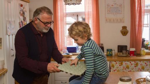 Die Eier sind alle, aber Felix (Piet Eckert) will doch mit Opa Karl (Peter Rauch) Waffeln backen.