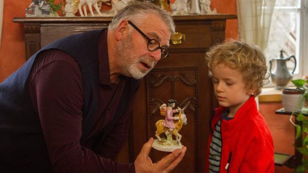 Opa Karl (Peter Rauch) zeigt Felix (Piet Eckert) die Porzellanfiguren von Oma. | Rechte: KiKA/Kinderfilm GmbH 2017