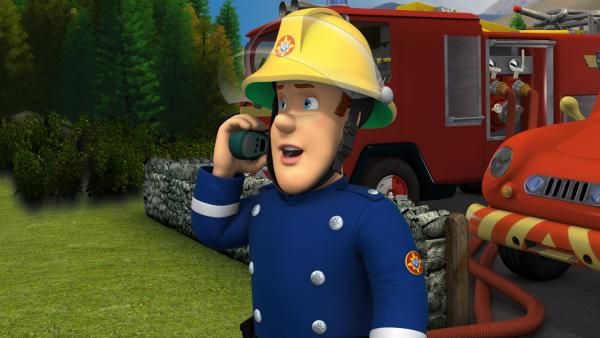 Feuerwehrmann Sam behält die Nerven und fordert Unterstützung aus der Luft an. | Rechte: KiKA/HIT Entertainment