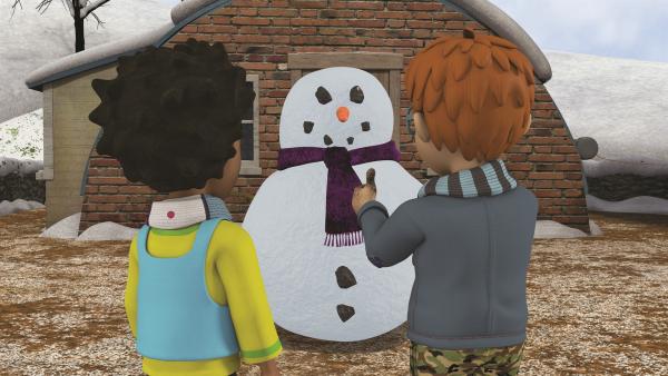Mandy und Norman schmücken ihren Schneemann mit Dilys Lieblingsschal. | Rechte: KiKA/2011 Prism Art & Design Limited