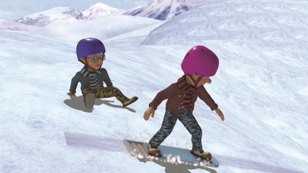 Norman und Derek fahren auf Dilys Bügelbrett Snowboard. | Rechte: KiKA/2011 Prism Art & Design Limited