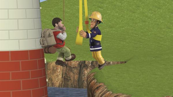 Feuerwehrmann Sam versucht, auf den Leuchtturm zu gelangen. | Rechte: KiKA/2011 Prism Art & Design Limited