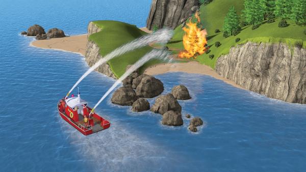 Mit Hilfe des neuen Schiffes Titan kann Feuerwehrmann Sam das Feuer auf Pontypandy Eiland löschen. | Rechte: KiKA/2014 Prism Art & Design Limited