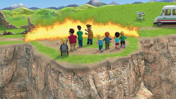 Die Flammenwand drängt die Kinder, Joe, Dilys und Trevor näher an die Klippen. | Rechte: KiKA/2014 Prism Art & Design Limited
