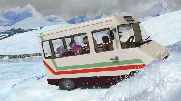 Trevor verliert die Kontrolle über den Bus und fährt auf einen Schneehügel zu. | Rechte: KiKA/2014 Prism Art & Design Limited