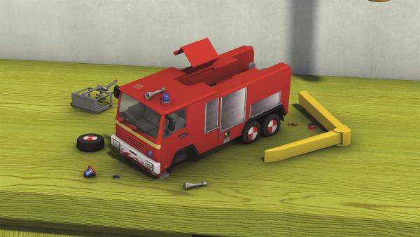 Hannah hat heimlich mit dem Feuerwehrauto gespielt. Jetzt ist es kaputt.  | Rechte: KiKA/Prism Art & Design Limited