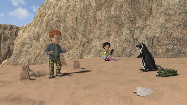 Norman und Mandy entdecken am Strand einen Pinguin. | Rechte: KiKA/Prism Art & Design Limited