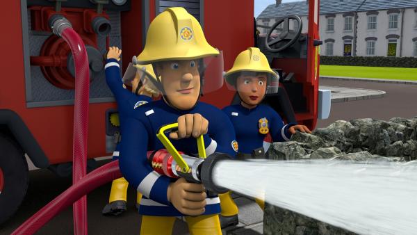 Feuerwehrmann Sam hat mit seinem Team die brenzlige Situation schnell in Griff. | Rechte: KiKA/Prism Art & Design Limited