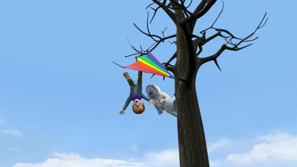 Mit seinem Drachen hat Norman sich in einem Baum verfangen und braucht dringend Hilfe. | Rechte: KiKA/Prism Art & Design Limited