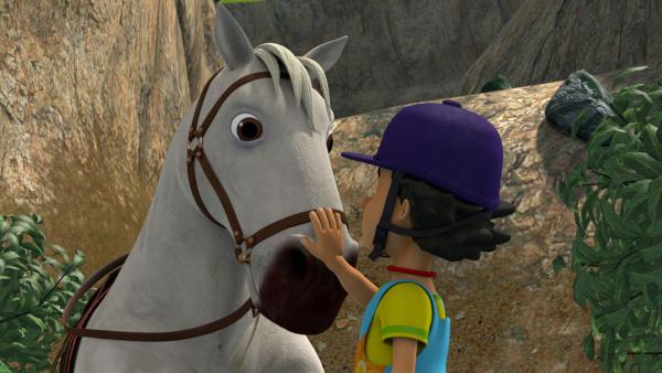 Pferde spüren die Gefühle ihrer Reiter sehr genau. Das Tier hat Mandys Angst gespürt, doch sie schafft es das Pferd zu beruhigen. | Rechte: KiKA/Prism Art & Design Limited