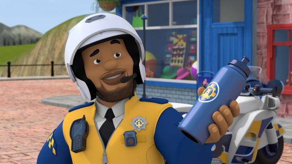 Polizist Malcolm ist neu in Pontypandy. Ab sofort unterstützt er die Feuerwehrleute wo immer er kann.