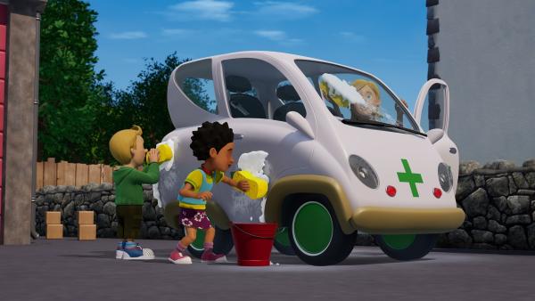 James, Mandy und Sarah putzen Helens Auto blitzeblank, um sich ihr Taschengeld aufzubessern. | Rechte: KiKA/Prism Art & Design Limited