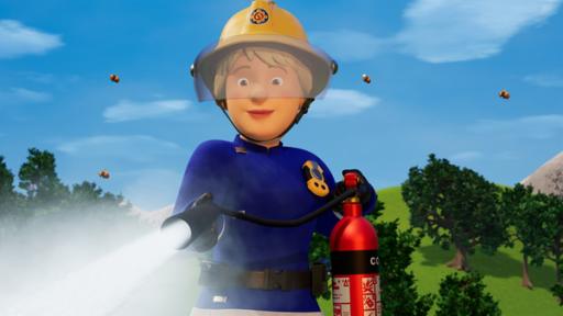 Rechte: KiKA/Prism Art & Design Limited Penny steht mittig mit einem Feuerlöscher. Um sie herum sind einige Bienen. Im Hintergrund eine hügelige Landschaft.