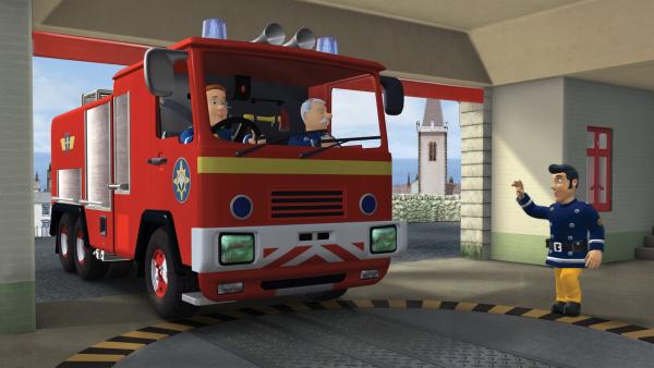 Feuerwehrmann Sam und Hauptfeuerwehrmann Steele kehren vom Feuerschutztag zurück in die Feuerwache. | Rechte: KiKA/HIT Entertainment