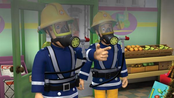 Feuerwehrmann Sam und Elvis löschen einen Kabelbrand in Dilys’ Sparpreis-Supermarkt. | Rechte: KiKA/HIT Entertainment