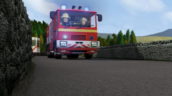 Feuerwehrmann Sam und Penny auf ihrem Weg zum Unfallort. | Rechte: KiKA/HIT Entertainment