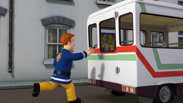 Feuerwehrmann Sam eilt dem fahrerlosen Bus nach. | Rechte: KiKA/HIT Entertainment