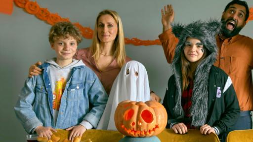 Axel, seine Mutter und seine Schwester, seine Freundin Esther und deren Papa