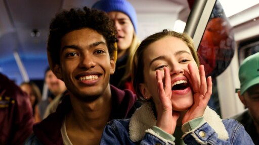 Zwischen Katya und Marlon funkt es. Schau dir an, wie ihre Liebe durch das Tanzen wächst.