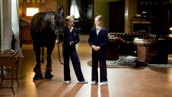 Um das Pferd ihrer Schulkameradin Kathrin vor dem Zwangsverkauf zu retten, lassen sich Hanni und Nanni (Sophia und Jana Münster) etwas ganz Verrücktes einfallen. | Rechte: ZDF/Ufa Cinema/Gordon Mühle