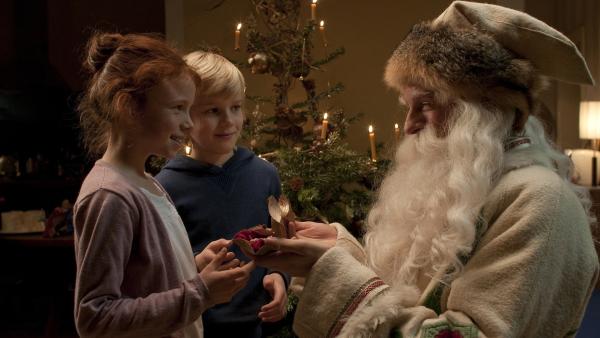 Bis am Ende doch noch eine wunderschöne Bescherung  stattfinden kann, müssen  Charlotte (Mercedes Jadea Diaz) und Ben (Noah Kraus) mit ihrem Weihnachtsmann Julebukk (Alexander Scheer) jede Menge Abenteuer erleben.   