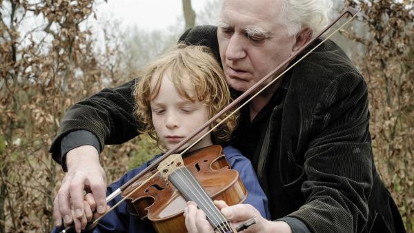 Luuk (Jan Decleir) bringt Finn (Mels von der Hoeven) das Geigespielen bei. | Rechte: SWR/Pief Weyman