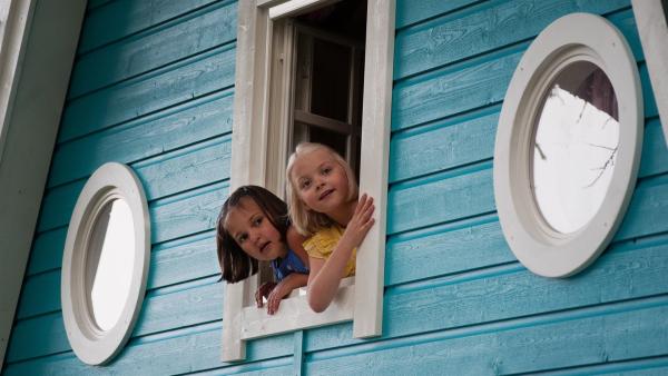 Onneli (Aava Merikanto, li.) und Anneli (Lilja Lehto) entdecken ihr neues Zuhause. | Rechte: MDR/Jolle Omnismaa