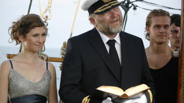 Kurzerhand übernimmt Skipper (Bjarne Henriksen) als Kapitän die Trauung von Søs und Peter. | Rechte: KiKA/ASA Film Prod. A/S & Scanbox Entertainment A/S 2012