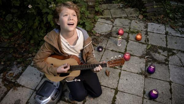 Siem (Thor Braun) spielt den verliebten Romeo – und singt seiner Julia ein Ständchen. | Rechte: NDR/Pief Weyman