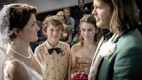 Happy End für Tosca (Fockeline Ouwerkerk), Siem (Thor Braun), Winnie (Nina Wyss) und Rik (Korneel Evers)!  | Rechte: NDR/Pief Weyman